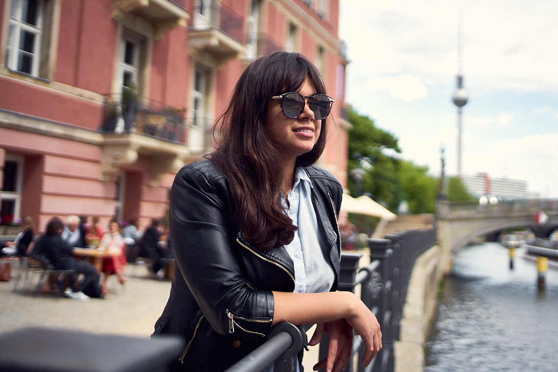 Bruna Silva en la orilla del Spree