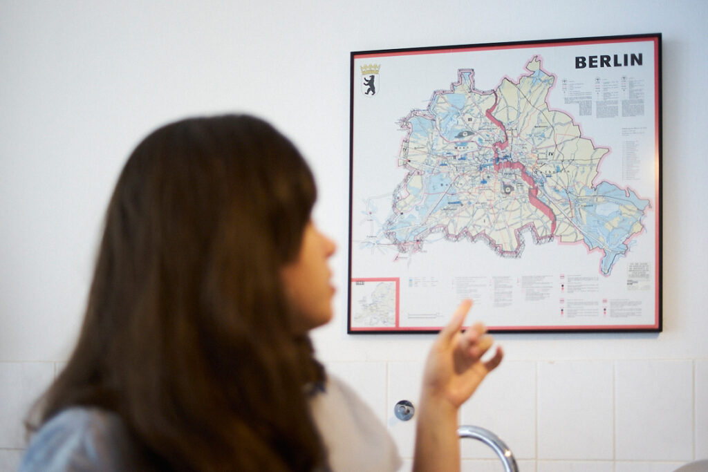 Bruna señala un mapa de Berlín